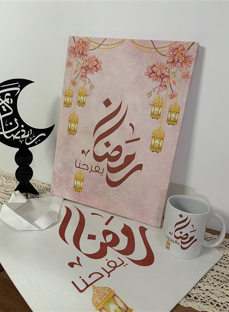 لوحة مجموعة هدايا رمضان مكونة من ٤ قطع تشمل لوحة كانفاس وستاند ديكوري وكوب وحقيبة يد - Image 2